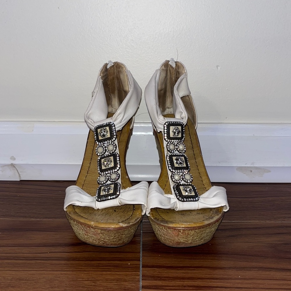 white wedges with ribs tone details